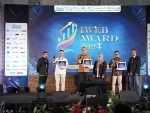 Dorong Pengembangan UMKM, bank bjb Raih Penghargaan IWEB Award 2024 Dorong Pengembangan UMKM, bank bjb Raih Penghargaan IWEB Award 2024