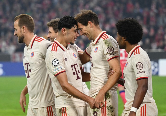 Soccer Football - Champions League - Bayern Munich v GNK Dinamo Zagreb - Allianz Arena, Munich, Germany - September 17, 2024 Bayern Munichs Leon Goretzka celebrates scoring their ninth goal with Aleksandar Pavlovic REUTERS/Angelika Warmuth