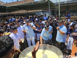 Bobon Santoso Masak Ayam Kecap-Racik Es Susu untuk 1.000 Pelajar di Klungkung