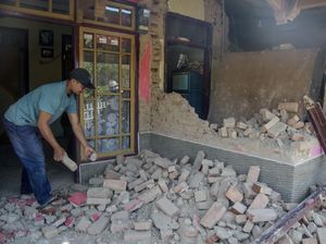 Luluh Lantak Rumah-Bangunan Diguncang Gempa Bandung Luluh Lantak Rumah-Bangunan Diguncang Gempa Bandung