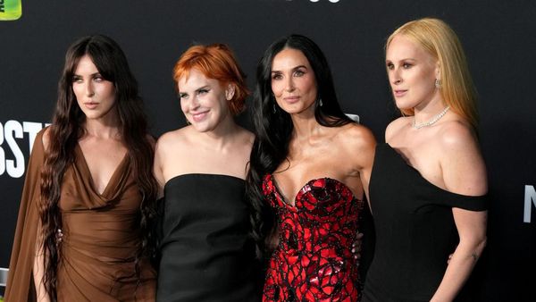 7 Foto Momen Langka Demi Moore Bersama 3 Putrinya, Ibu dan Anak bak Bestie