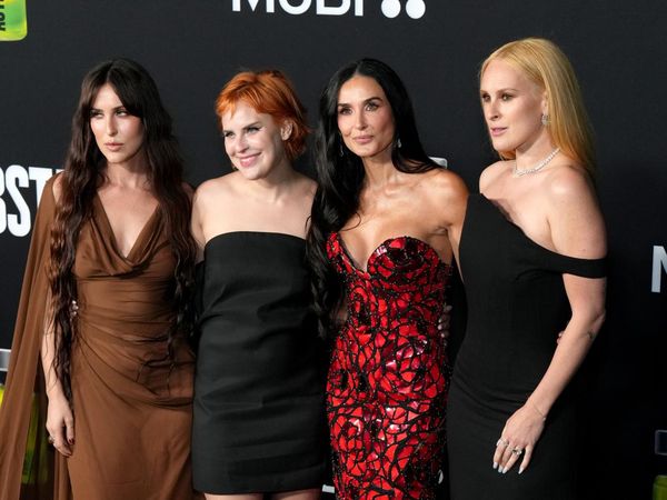 7 Foto Momen Langka Demi Moore Bersama 3 Putrinya, Ibu dan Anak bak Bestie