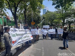 Puluhan Warga Demo KPU Protes Kotak Kosong di Pilwali Surabaya