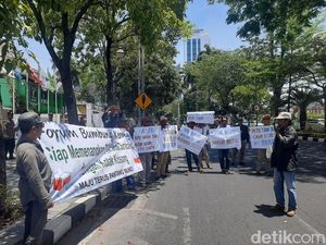 Puluhan Warga Demo KPU Protes Kotak Kosong di Pilwali Surabaya Puluhan Warga Demo KPU Protes Kotak Kosong di Pilwali Surabaya