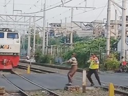 Detik-detik Menegangkan Petugas KAI Selamatkan Pejalan Kaki