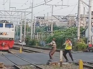 Detik-detik Menegangkan Petugas KAI Selamatkan Pejalan Kaki Detik-detik Menegangkan Petugas KAI Selamatkan Pejalan Kaki