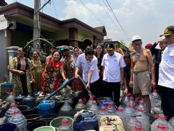 Emil Dardak Kompak Bareng Imam Utomo Bantu Air Bersih di Gresik