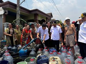 Emil Dardak Kompak Bareng Imam Utomo Bantu Air Bersih di Gresik Emil Dardak Kompak Bareng Imam Utomo Bantu Air Bersih di Gresik