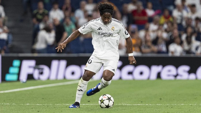 MADRID, SPAIN - SEPTEMBER 17: Endrick de Sousa of Real Madrid CF controls the ball during the UEFA Champions League 2024/25 League Phase MD1 match between Real Madrid C.F. and VfB Stuttgart at Estadio Santiago Bernabeu on September 17, 2024 in Madrid, Spain. (Photo by Alberto Gardin/Eurasia Sport Images/Getty Images)
