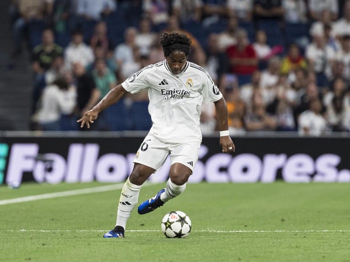 MADRID, SPAIN - SEPTEMBER 17: Endrick de Sousa of Real Madrid CF controls the ball during the UEFA Champions League 2024/25 League Phase MD1 match between Real Madrid C.F. and VfB Stuttgart at Estadio Santiago Bernabeu on September 17, 2024 in Madrid, Spain. (Photo by Alberto Gardin/Eurasia Sport Images/Getty Images)