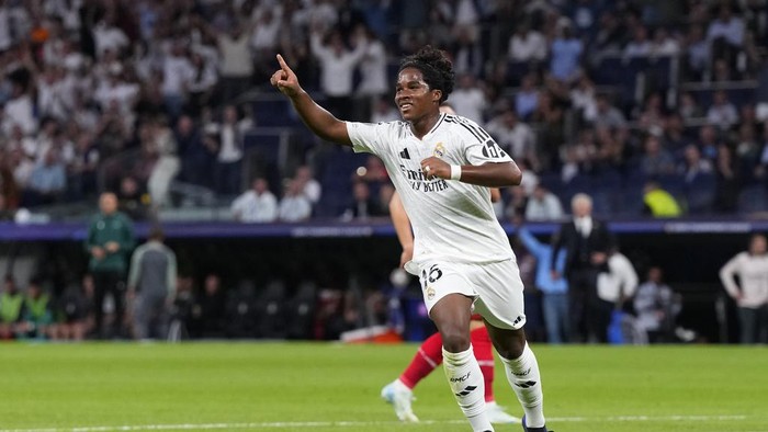 Real Madrids Endrick celebrates after scoring his sides third goal during the Champions League opening phase soccer match between Real Madrid and VfB Stuttgart at the Santiago Bernabeu stadium, in Madrid, Tuesday, Sept. 17, 2024. Real Madrid won 3-1. (AP Photo/Manu Fernandez)