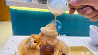 Kakigori Thai Tea yang Legit Segar Ada di Kafe Bernuansa Jepang Ini