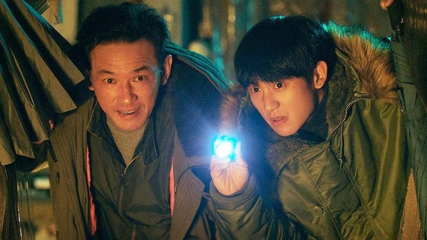 Hwang Jung Min dan Jung Hae In di film Veteran 2 (2024)/Foto: CJ ENM