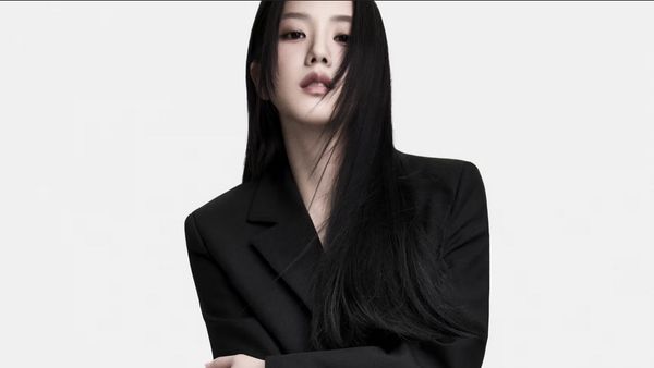 7 Gaya Jisoo BLACKPINK Jadi Bintang Iklan Dior, Edgy Serba Hitam