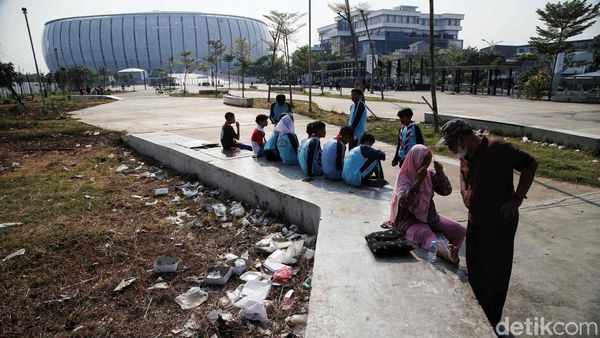 Jorok! Sampah dari Pengunjung Kotori Kawasan JIS