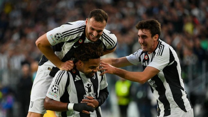 TURIN, ITALY - SEPTEMBER 17: (L-R) Federico Gatti of Juventus FC, Weston McKennie of Juventus FC and Andrea Cambiaso of Juventus FC celebrates a second goal during the UEFA Champions League 2024/25 League Phase MD1 match between Juventus and PSV Eindhoven at Juventus Stadium on September 17, 2024 in Turin, Italy. (Photo by Stefano Guidi/Getty Images)