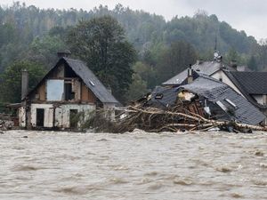 Kala Eropa Tengah Kerepotan Dilanda Banjir dan Hujan Lebat Kala Eropa Tengah Kerepotan Dilanda Banjir dan Hujan Lebat