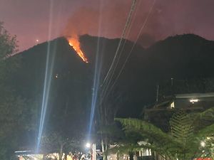 Gunung Telomoyo Semarang Terbakar, Dipicu Warga Bakar Rumput