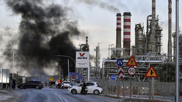Kilang Minyak di Yunani Terbakar, Warga Sekitar Dievakuasi
