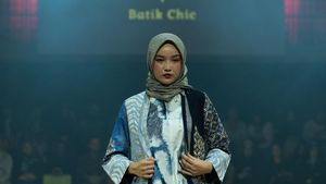 Foto: 8 Koleksi Busana Batik dari Kain Sutra Garut Ditampilkan di Paris