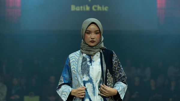 Foto: 8 Koleksi Busana Batik dari Kain Sutra Garut Ditampilkan di Paris