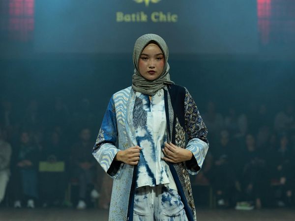 Foto: 8 Koleksi Busana Batik dari Kain Sutra Garut Ditampilkan di Paris