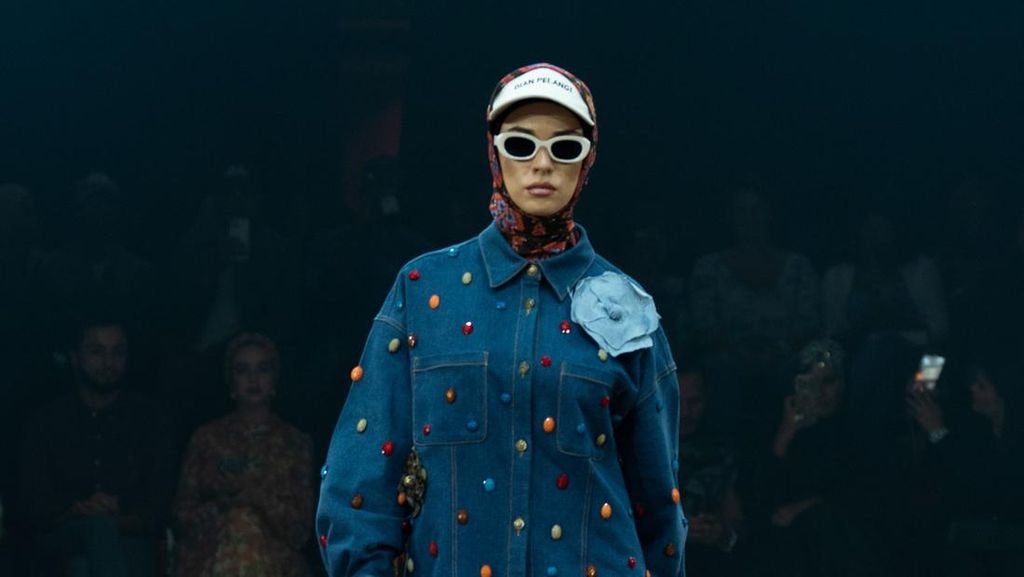 Foto: Koleksi Dian Pelangi di IN2MF Paris 2024, Angkat Kain Tenun Palembang Foto: Koleksi Dian Pelangi di IN2MF Paris 2024, Angkat Kain Tenun Palembang