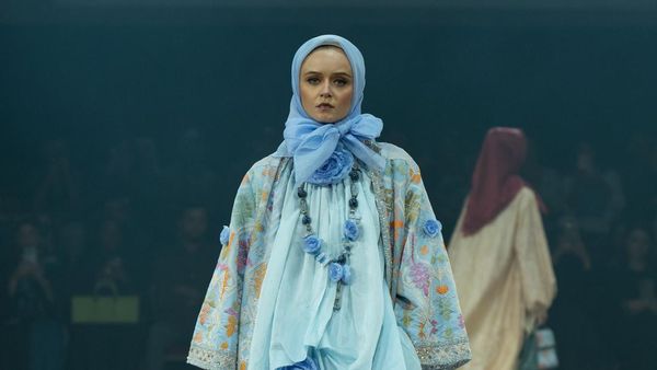 10 Koleksi Busana Itang Yunasz di IN2MF Paris 2024, Angkat Songket Bali