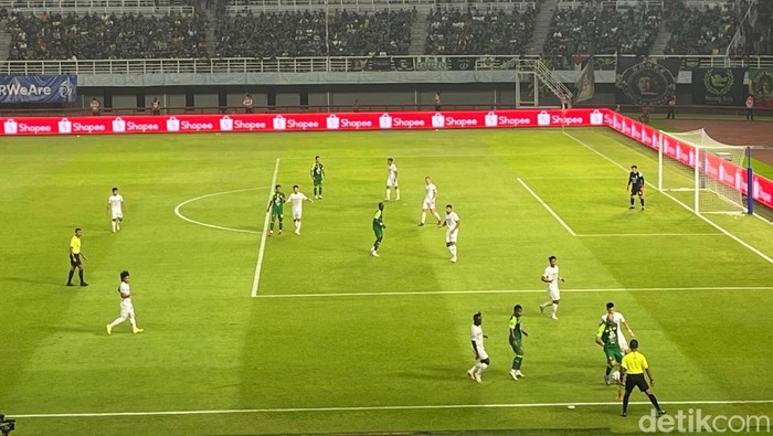 Laga Persebaya vs Persis di Stadion GBT Surabaya