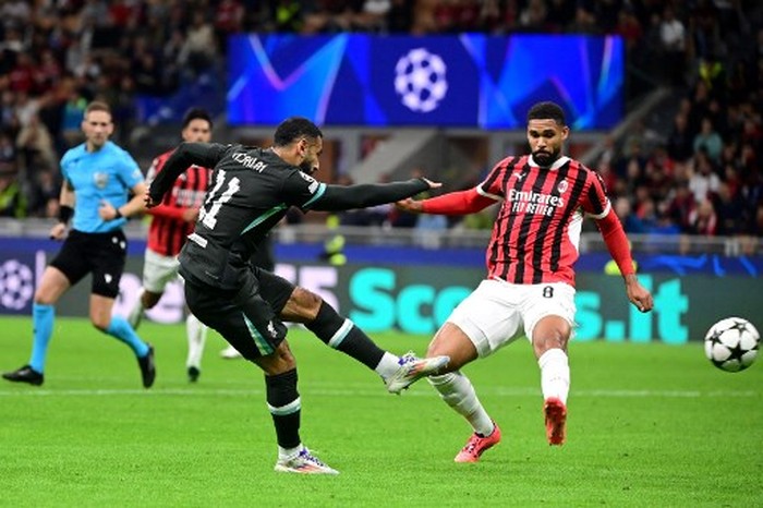 Liverpools Egyptian forward #11 Mohamed Salah shoots on target next to AC Milans English midfielder #08 Ruben Loftus-Cheek (R) during the UEFA Champions League 1st round day 1 football match between AC Milan and Liverpool FC at the San Siro stadium in Milan on September 17, 2024. (Photo by PIERO CRUCIATTI / AFP)