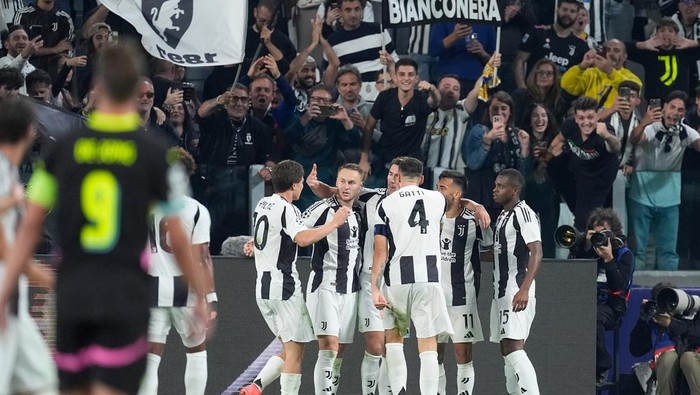 TURIN, ITALY - SEPTEMBER 17: (L-R) Kenan Yildiz of Juventus , Teun Koopmeiners of Juventus , Federico Gatti of Juventus , Nico Gonzalez of Juventus , Pierre Kalulu of Juventus celebrate 3-0 during the UEFA Champions League  match between Juventus v PSV at the Allianz Stadium on September 17, 2024 in Turin Italy (Photo by Photo Prestige/Soccrates/Getty Images)