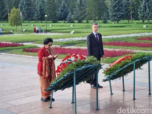 Momen Khidmat Megawati Ziarah di Makam Korban Pengepungan Leningrad Momen Khidmat Megawati Ziarah di Makam Korban Pengepungan Leningrad