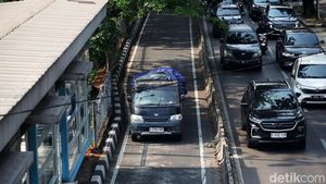 Nggak Kapok-kapok, Pengendara Nekat Terobos Jalur TransJ