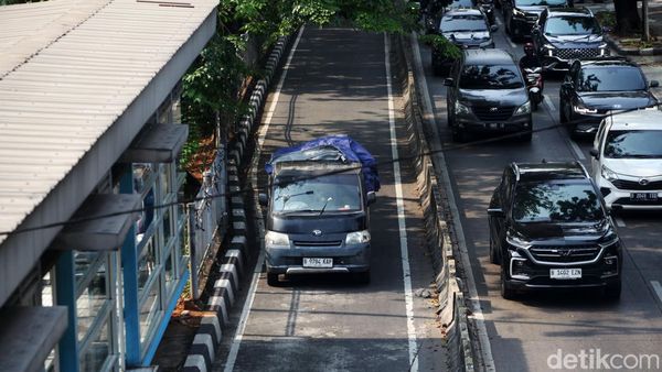 Nggak Kapok-kapok, Pengendara Nekat Terobos Jalur TransJ