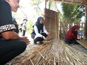 Omzet Perajin Ilalang di Banyuwangi Meningkat Omzet Perajin Ilalang di Banyuwangi Meningkat