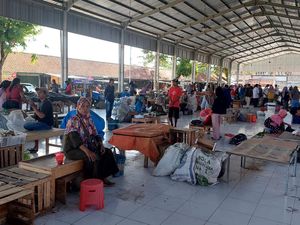 Para Pedagang Pasar Pagi Menolak Dipindah ke Pasar Tumenggungan Para Pedagang Pasar Pagi Menolak Dipindah ke Pasar Tumenggungan