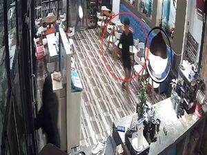Detik-detik Pria di Sidrap Dikejar Pemuda Bersajam gegara Tak Bayar Open BO Detik-detik Pria di Sidrap Dikejar Pemuda Bersajam gegara Tak Bayar Open BO