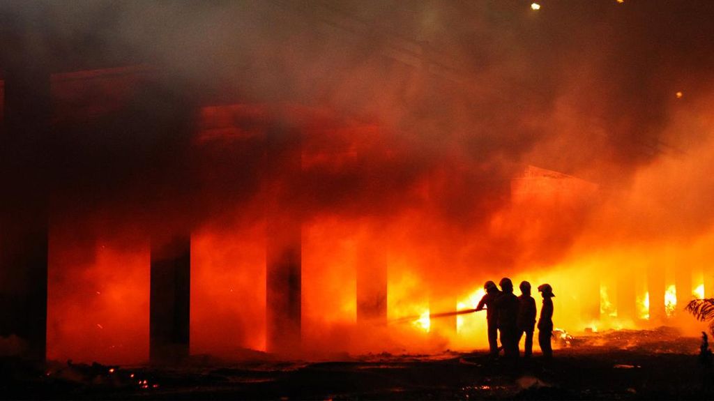 Penampakan Kebakaran Landa Kolong Tol Surabaya-Porong Penampakan Kebakaran Landa Kolong Tol Surabaya-Porong