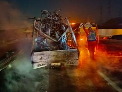 Pikap Muat Motor Listrik Terbakar di Tol Gempol-Pasuruan