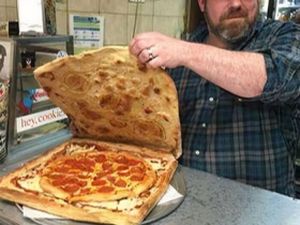 10 Pizza dengan Tampilan Aneh dan Menyeramkan, Mau Cicip? 10 Pizza dengan Tampilan Aneh dan Menyeramkan, Mau Cicip?