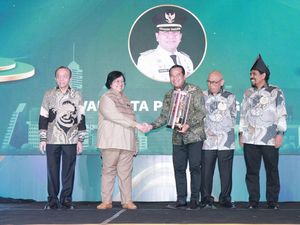 Pj Walkot Probolinggo Raih Penghargaan Green Leadership Nirwasita Tantra