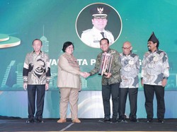 Pj Walkot Probolinggo Raih Penghargaan Green Leadership Nirwasita Tantra