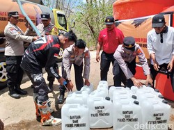 Warga Ponorogo Kekeringan, Polisi Bakti Sosial Salurkan Air Bersih
