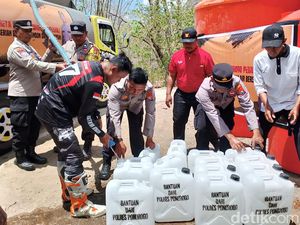 Warga Ponorogo Kekeringan, Polisi Bakti Sosial Salurkan Air Bersih Warga Ponorogo Kekeringan, Polisi Bakti Sosial Salurkan Air Bersih