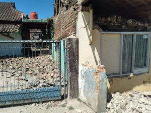 Gempa Bandung dan Garut, 82 Warga Luka-luka dan 700 Rumah Rusak Gempa Bandung dan Garut, 82 Warga Luka-luka dan 700 Rumah Rusak