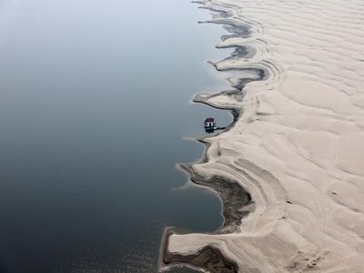 Potret Sungai Amazon Menyusut Drastis, Jadi Gundukan Pasir