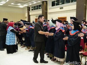 Ratusan Peserta Sekolah Orang Tua Hebat Lamongan Diwisuda Ratusan Peserta Sekolah Orang Tua Hebat Lamongan Diwisuda