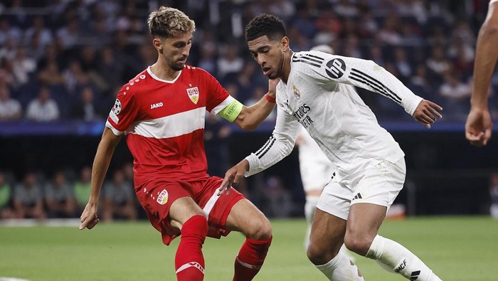 Soccer Football - Champions League - Real Madrid v VfB Stuttgart - Santiago Bernabeu, Madrid, Spain - September 17, 2024 VfB Stuttgarts Atakan Karazor in action with Real Madrids Jude Bellingham REUTERS/Juan Medina