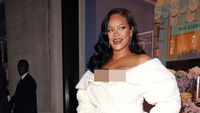 5 Gaya Seksi Rihanna Pakai Jubah Mandi Rp 34 Jutaan