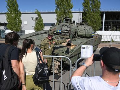 Rusia Pamer Tank hingga Senjata yang Disita dari Ukraina